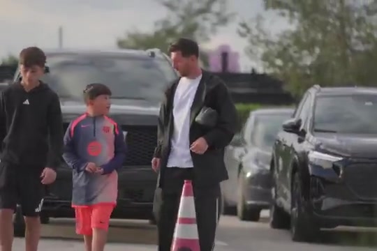 hth-长成大小伙了！梅西带三个儿子去训练，13岁蒂亚戈和梅西差不多高