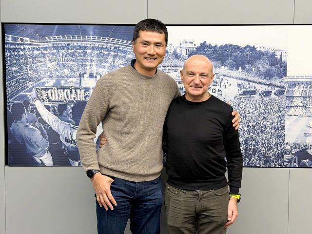 国足主帅邵佳一造访皇马 获赠球衣合影弗洛伦蒂诺
